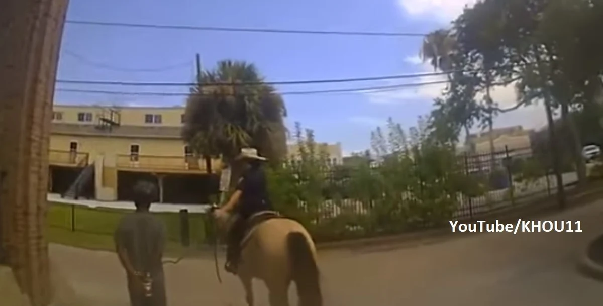 Czarnoskóry mężczyzna, którego przed rokiem przy aresztowaniu policja obwiązała sznurem, żąda od miasta Galveston w Teksasie miliona dolarów odszkodowania - informuje dziennik "Washington Post".