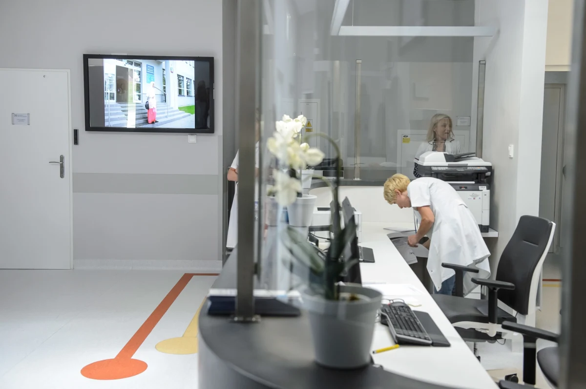 Miało być łatwo, szybko i bezpiecznie. Okazuje się jednak, że część pacjentów zgłasza ogromne problemy z lekarskimi teleporadami. Niektórzy na taki kontakt z lekarzem, mimo gorączki i złego stanu zdrowia, muszą czekać aż tydzień. Dotyczy to wszystkich typów przychodni – zarówno tych małych, jak i tych większych.