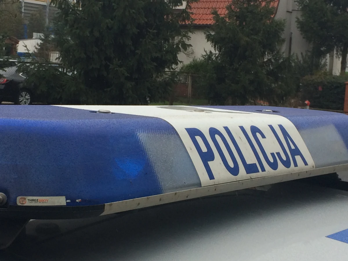 Rodzinna tragedia w małopolskich Siedliskach. Mężczyzna w domu znalazł zwłoki swojej żony i 15-letniego syna. Przyczyny śmierci kobiety i chłopaka wyjaśnia policja i prokuratura.