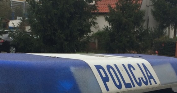 Rodzinna tragedia w małopolskich Siedliskach. Mężczyzna w domu znalazł zwłoki swojej żony i 15-letniego syna. Przyczyny śmierci kobiety i chłopaka wyjaśnia policja i prokuratura.