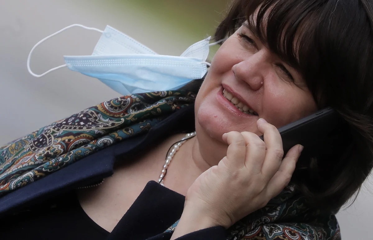 Według najnowszych badań SARS-Cov-2 może w chłodnym i ciemnym środowisku przetrwać na banknotach, telefonach i innych przedmiotach do 28 dni. Wyższe temperatury znosi krócej - podała telewizja CBS News, powołując się na australijską Organizację ds. Badań Naukowych i Przemysłowych Wspólnoty (CSIRO).