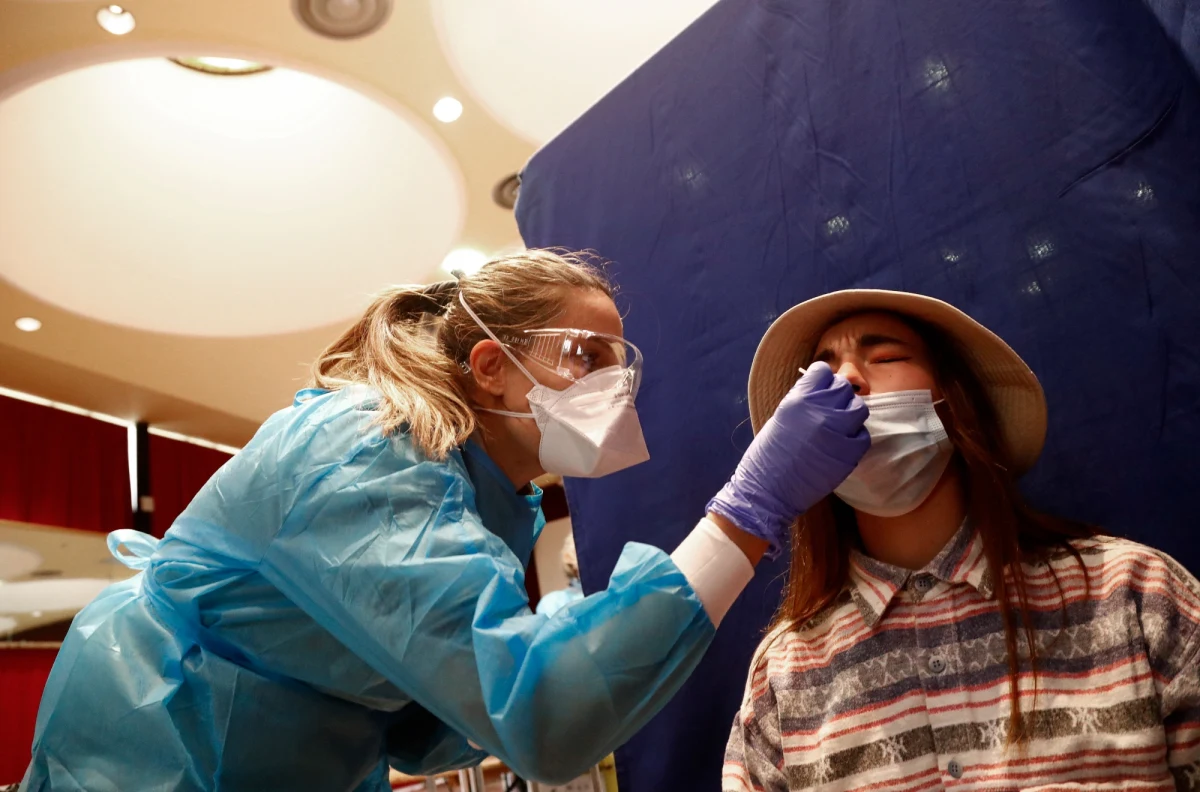 Ministerstwo Zdrowia podało zatrważające dane dotyczące ostatniej doby - mamy 6526 nowych i potwierdzonych przypadków zakażenia koronawirusem w Polsce. Z powodu Covid-19 zmarło 11 osób, natomiast z powodu współistnienia Covid-19 z innymi schorzeniami zmarło 105 osób. W sumie to aż 116 ofiar. Łącznie od początku epidemii potwierdzono obecność koronawirusa u 141 804 osób. Zmarło 3217 chorych. Wyzdrowiało 83 847 osób.