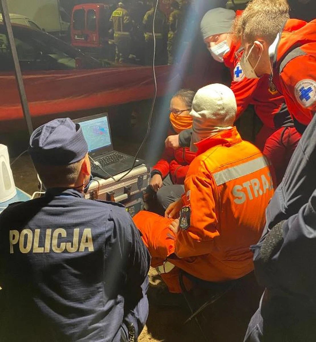 Ponad 100 policjantów szuka 73-letniej mieszkanki Gdyni. Maria Leśniak we wtorek przed południem wyszła ze swojego mieszkania i do tej pory nie wróciła. Kobieta nie ma przy sobie telefonu - przyjmuje na stałe leki, jej życie i zdrowie może być zagrożone.