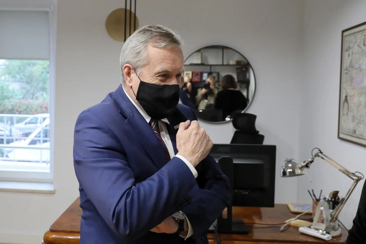 Wicepremier, minister kultury, dziedzictwa narodowego i sportu Piotr Gliński został objęty kwarantanną: koronawirusa wykryto bowiem u biskupa Artura Mizińskiego, z którym wiceszef rządu się spotkał.