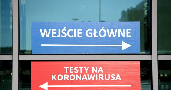 System testów laboratoryjnych jest wysycony, kończą się moce przerobowe - alarmują eksperci. W związku z rosnącym zapotrzebowaniem na wykonywanie testów na obecność koronawirusa, zwłaszcza w Małopolsce, w Krakowie już wprowadzane są dzienne limity poboru próbek do badań.

