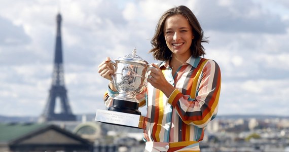 "Adrenalina jeszcze nie opadła" - przyznała Iga Świątek podczas środowej konferencji prasowej. W sobotę polska tenisistka triumfowała we French Open. "Mam nadzieję, że jak wrócę z wakacji, to już w pełni do mnie dotrze, że wygrałam szlema" - dodała.