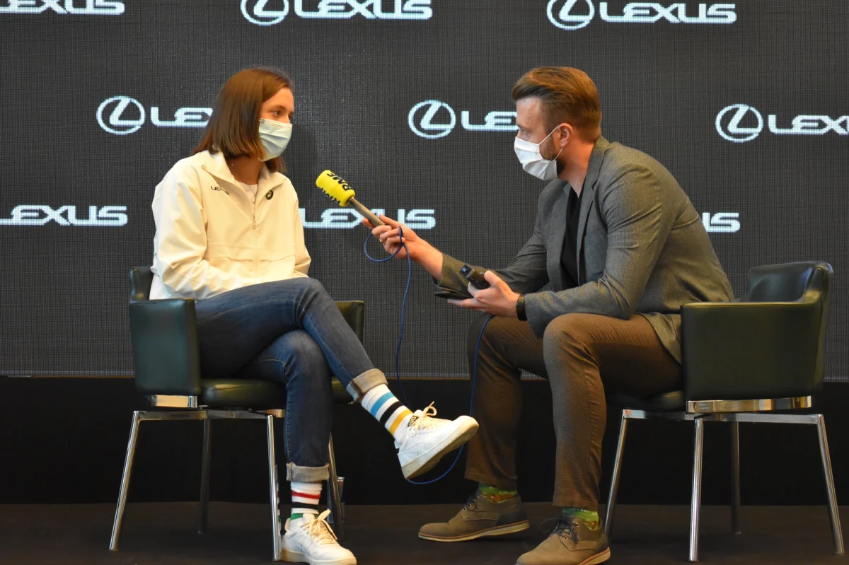 "Koncentrowaliśmy się na pracy, a nie na wyniku. Wynik jest tylko efektem." To chyba najważniejsze słowa wypowiedziane przez Igę Świątek po zwycięstwie w wielkoszlemowym French Open. Dziewiętnastolatka poniekąd zdradza w ten sposób przepis na sukces. Polska tenisistka przebojem wdarła się na sportowe salony i zrobi wszystko, by tam pozostać. W RMF FM opowiedziała o tym, co działo się w jej głowie podczas finału. Zdradziła, czy przestawienie psychiki w tryb koncentracji na pracy jest wymagające oraz czy sfinalizowano zakład między nią a trenerem. Piotr Sierzputowski zadeklarował, że pozbędzie się owłosienia z korpusu i pleców, jeśli jego podopieczna wygra w tym roku turniej. Z Igą Świątek rozmawiał nasz dziennikarz sportowy Paweł  Pawłowski.