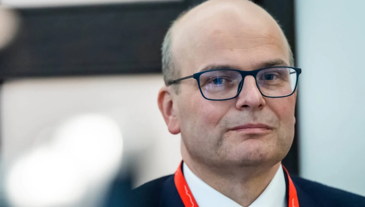 „Staramy się funkcjonować normalnie, ale dostosowujemy się do obostrzeń” – mówił w Popołudniowej rozmowie w RMF FM Maciej Glamowski, prezydent Grudziądza. Miasto znajduje się obecnie w tzw. czerwonej strefie. „Zdajemy sobie sprawę, że to stan wojny z epidemią, więc musimy się do tego dostosować” – dodał. Samorządowiec wskazał, że robią wszystko, by lokalny szpital zajmujący się zakażonymi mógł bez przeszkód działać. „Dla pacjentów covidowych mamy 485 łóżek, z czego około 170 jest wykorzystanych. Jest około 300 łóżek, które można wykorzystać, ale podkreślam, jest bardzo duża dynamika przyrostów. Te łóżka się bardzo szybko zapełniają” – powiedział. Jest potrzebny dodatkowy personel w Grudziądzu, w tej sprawie współpracujemy z wojewodą. Brakuje specjalistów, brakuje lekarzy, brakuje pielęgniarek” – wyliczał Glamowski.