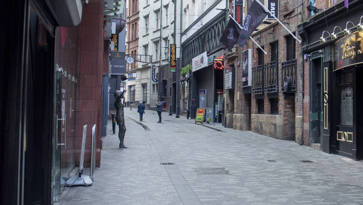 Od piątku w Irlandii Północnej rozpocznie się czterotygodniowy lockdown, który ma na celu powstrzymanie rosnącej liczby zakażeń koronawirusem - ogłosił rząd tej prowincji. To zwiększa presję na brytyjskiego premiera Borisa Johnsona, by podobny krok wprowadził w Anglii.