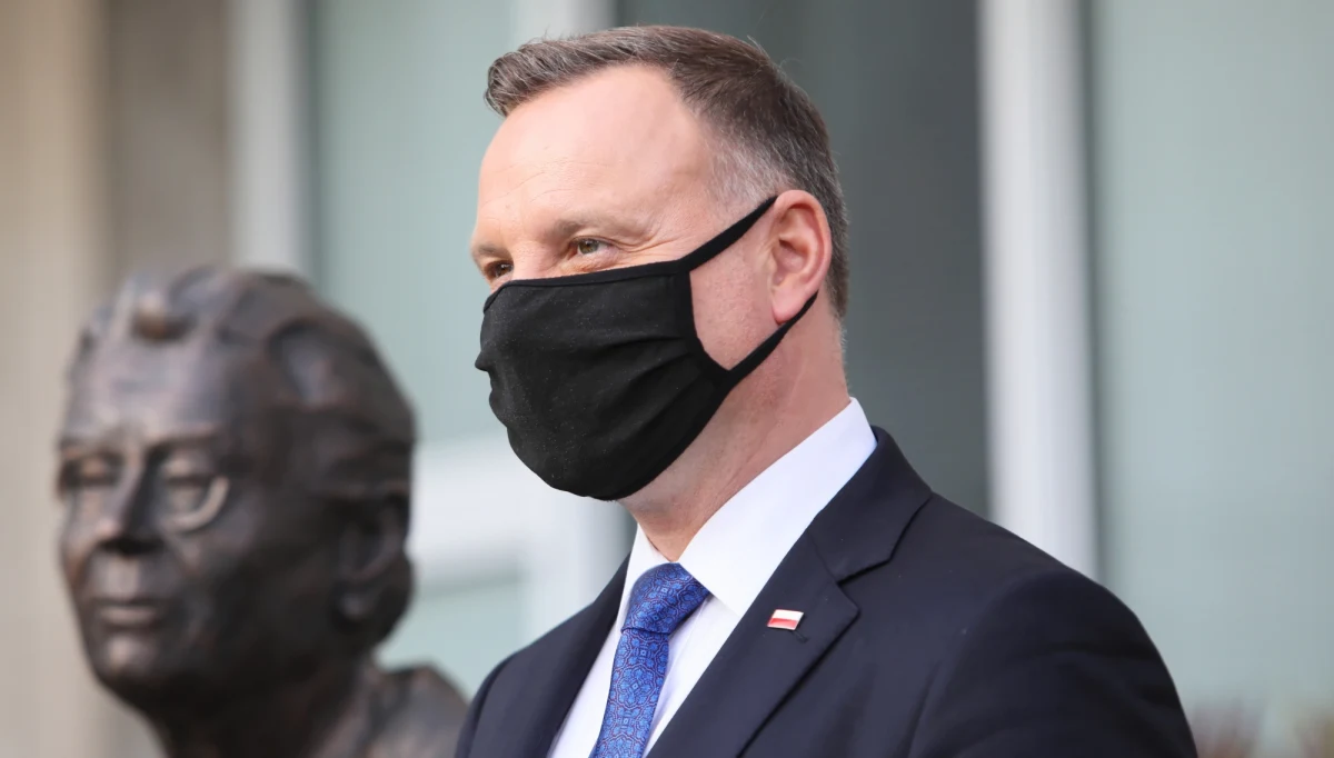 Dalsza przyszłość zależy od nas. Myj ręce! Noś maseczkę! Chroń Seniorów! - zaapelował w środę prezydent Andrzej Duda po konsultacjach nt. aktualnej i spodziewanej sytuacji epidemicznej z Głównym Inspektorem Sanitarnym Jarosławem Pinkasem.