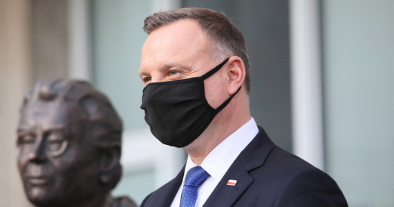 Dalsza przyszłość zależy od nas. Myj ręce! Noś maseczkę! Chroń Seniorów! - zaapelował w środę prezydent Andrzej Duda po konsultacjach nt. aktualnej i spodziewanej sytuacji epidemicznej z Głównym Inspektorem Sanitarnym Jarosławem Pinkasem.