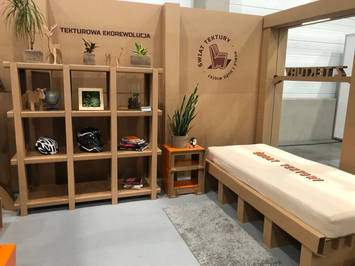 Kanapa z tektury czy łóżko na tekturowym stelażu? Takie meble można oglądać w Łodzi. To odpowiedź na rosnące zapotrzebowanie klientów na kupowanie ekologicznych produktów. Meble są trwałe, lekkie i bardzo łatwe w montażu i użytkowaniu. 