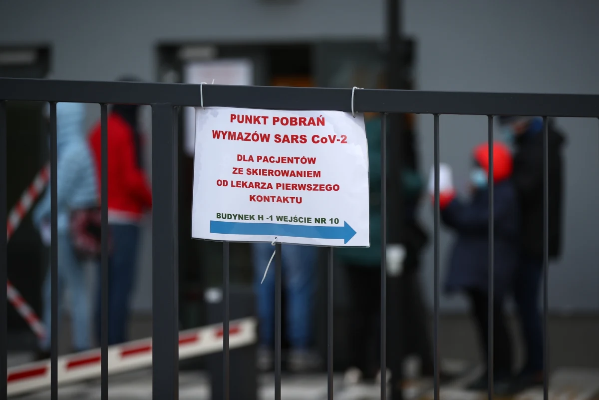 Trzy kolejne małopolskie szpitale - na wzór placówek jednoimiennych - będą zajmowały się pacjentami z Covid-19 - poinformował w środę wojewoda Łukasz Kmita. Jak wyjaśnił, będą one mieściły się w regionach podhalańskim i tarnowskim, a także w zachodniej Małopolsce.