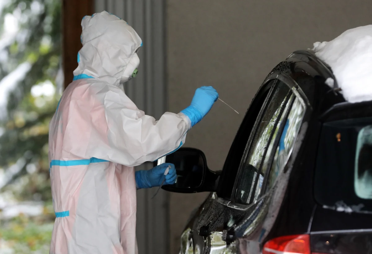 Jutro zostaną podjęte kolejne decyzje o wprowadzenia ewentualnych nowych środków zapobiegania rozprzestrzeniania się koronawirusa -  zapowiedział rzecznik rządu Piotr Müller. W środę po południu odbyło się kolej posiedzenie Rządowego Zespołu Zarządzania Kryzysowego, któremu przewodniczył premier Mateusz Morawiecki.