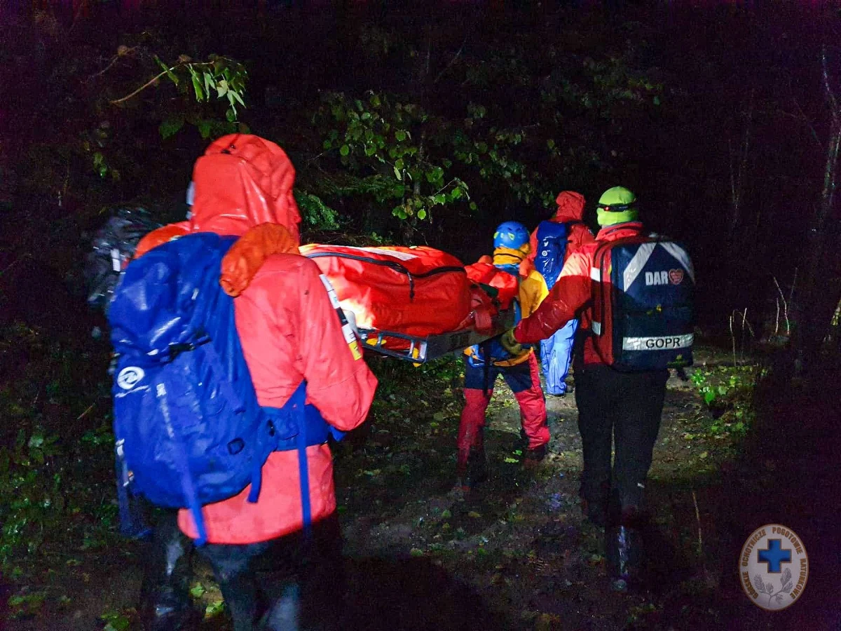 Do centrali Górskiego Ochotniczego Pogotowia Ratunkowego w Sanoku wpłynęło zgłoszenie o osłabionym i wyziębionym mężczyźnie, który znajdował się na czerwonym szlaku prowadzącym z Ustrzyk Górnych na Połoninę Caryńską. Ratownikom udało się dotrzeć i pomóc poszkodowanemu, mimo trudnych warunków pogodowych. W akcji brało udział 16 osób.  