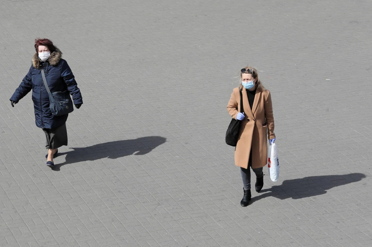 Ministerstwo Zdrowia dziś zaktualizuje listę powiatów, które znajdą się w strefie czerwonej, objętej największymi restrykcjami. Teraz jest ich 38, w tym 6 miast: Grudziądz, Sopot, Piotrków Trybunalski, Suwałki, Kielce i Koszalin. Reszta Polski znajduje się w strefie żółtej. Jest bardzo prawdopodobne, że do czerwonej strefy trafią m.in: Warszawa oraz Kraków. 
