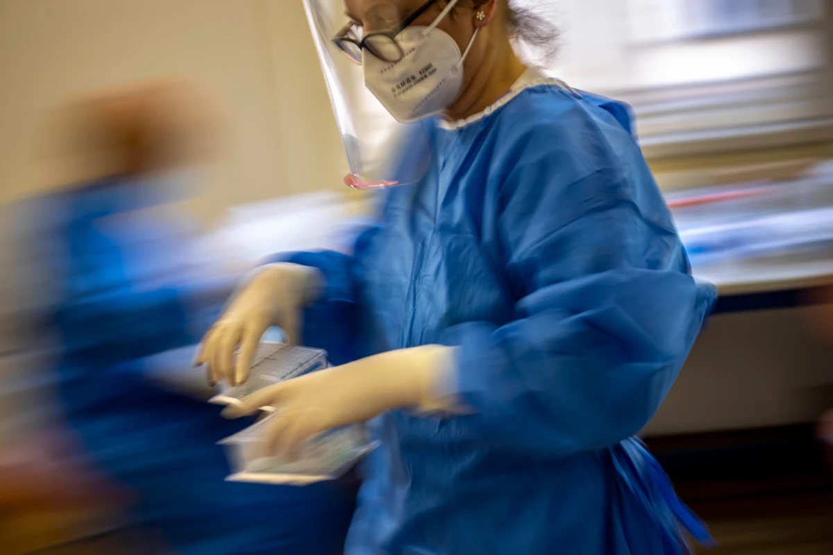 Nawet ponad 7500 zakażeń koronawirusem dziennie w ciągu najbliższych dni przewidują najnowsze, skorygowane prognozy dotyczące przebiegu epidemii w Polsce - dowiedział się nieoficjalnie dziennikarz RMF FM Patryk Michalski. Takie informacje zostały przekazane najważniejszym osobom w państwie oraz instytucjom odpowiedzialnym za nadzorowanie przebiegu epidemii.