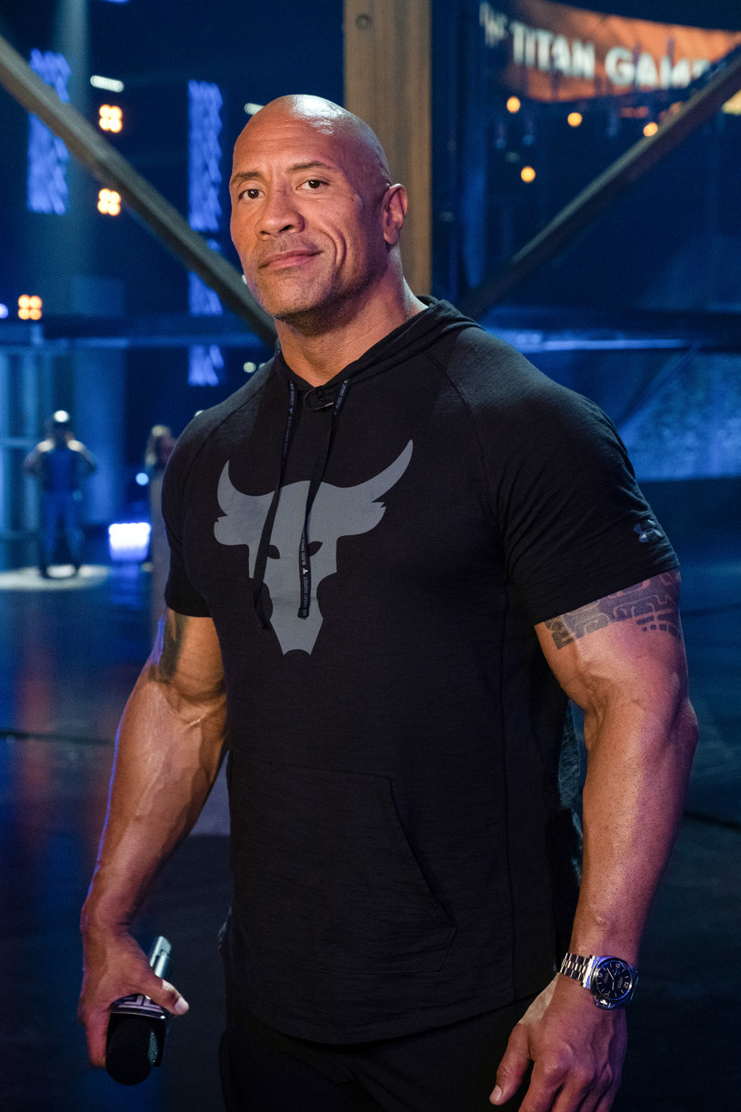 Dwayne Johnson już drugi rok z rzędu otwiera ranking aktorów-milionerów. Popularność zdobył jednak wcześniej - jako zapaśnik o pseudonimie "The Rock" w cyklu aranżowanych walk, gdzie chwyty zapaśnicze i ciosy są równie istotne, jak pyskówki zawodników. Właśnie ten wątek stanie się osnową nowej produkcji.