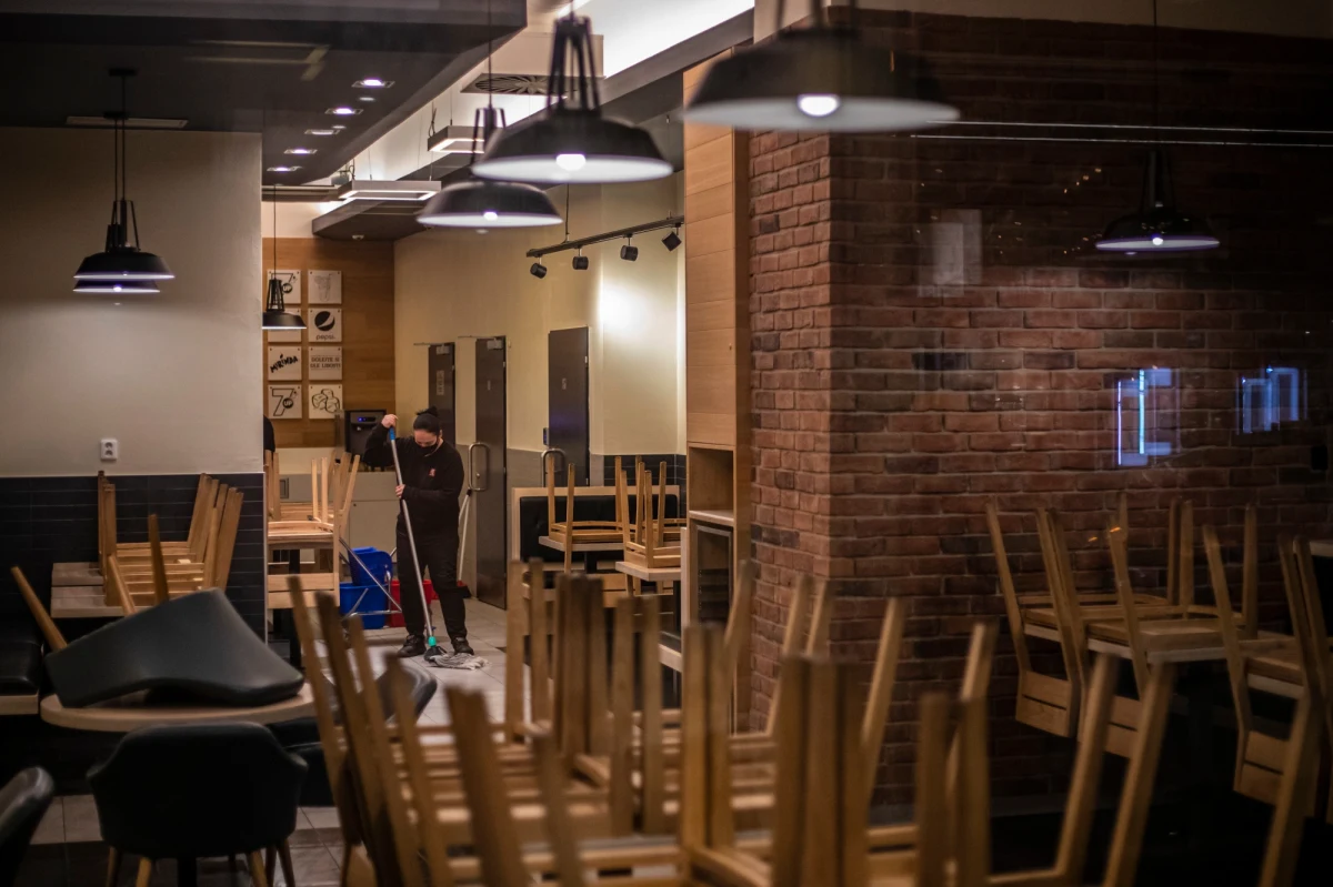 Bardziej surowe restrykcje w gastronomii szykuje rząd: jak wynika z ustaleń RMF FM, restauracje, bary i puby w całym kraju miałyby pracować krócej. Rządowy zespół kryzysowy ma rozmawiać dzisiaj również o ograniczeniach dot. wesel i ewentualnym zamykaniu szkół.