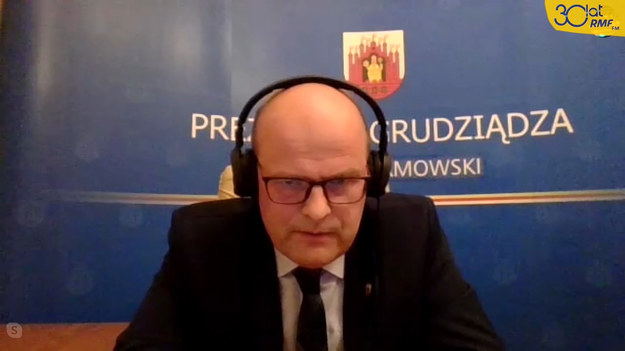 „Będę apelował do mieszkańców, jeżeli ta dynamika (wzrostu zakżeń- red.) się utrzyma, a pewnie się utrzyma, żeby ograniczyć odwiedzanie cmentarzy” – powiedział Maciej Glamowski w internetowej części Popołudniowej rozmowy w RMF FM.Prezydent Grudziądza zwrócił też uwagę na trudną sytuację miejscowego szpitala. „Poziom długu w stosunku do końcówki 2019 r. spadł o ok. 30 mln zł w stosunku do końcówki 2019 r. spadł o ok. 30 mln zł. Ale oczywiście sytuacja szpitala jest nadal bardzo trudna, jeśli mówimy o sytuacji finansowej. Poziom zadłużenia szpitala przekracza 400 mln zł” – powiedział Glamowski.
Marcin Zaborski zapytał też swojego gościa o to, czego na przykładzie Grudziądza mogą nauczyć się inne miejscowości, które zaraz znajdą się w „czerwonej strefie”. „Bariera braku personelu  jest problemem, z którym każdy, kto odpowiada za taką placówkę, prędzej czy później się zderzy, albo już się zderzył.  To samo dotyczy komunikacji miejskiej, bo myślę, że brak taboru czy kierowców też jest problemem, nie tylko Grudziądza” – odpowiedział prezydent Grudziądza.


