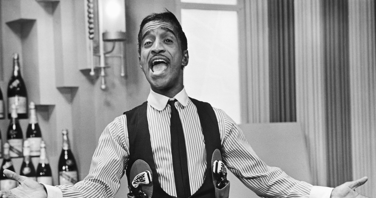 Studio MGM rozpoczyna prace nad filmem biograficznym poświęconym postaci Sammy'ego Davisa Jra. Scenariusz napisze David Matthews, a jego osnową będzie książka "Sammy Davis Jr.: My Father", napisana wspólnie przez córkę Davisa, Tracey Davis oraz Dolores A. Barclay.