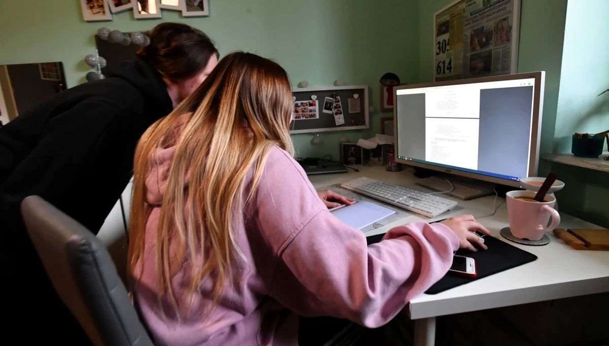 Jeżeli będzie taka konieczność ze względu na naukę zdalną dla dzieci młodszych, to dodatkowy zasiłek opiekuńczy zostanie przywrócony - zapowiedział w czwartek premier Mateusz Morawiecki.