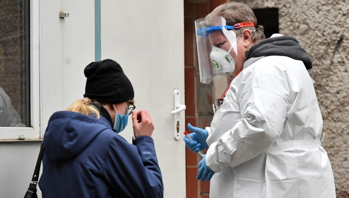 Pracujemy nad stworzeniem tzw. klauzuli dobrego Samarytanina, zakładającej, że w ramach walki z Covid-19, błędy popełniane nieumyślnie nie będą karane - powiedział minister zdrowia Adam Niedzielski. Dodał, że rozwiązanie pozwoli lekarzom poczuć się bezpieczniej.