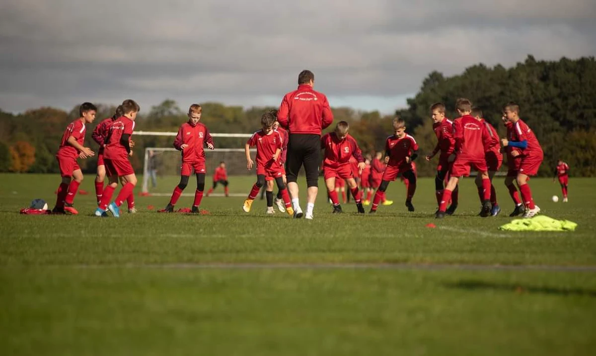 Odwiedziliśmy ich w lutym, kiedy Irlandia szykowała się do przyjęcia zespołów, które miały zagrać na Euro. Później przyszedł pierwszy lockdown spowodowany pandemią. Mimo to rozwijali się. Dziś to znana w Irlandii i w Polsce piłkarska szkółka, szkoląca młodych piłkarzy pochodzących z Polski. Zakładał ją m.in. były reprezentant Polski Mariusz Kukiełka. Teraz sprawdzamy, co jesienią słychać w Akademii Polskie Orły.
