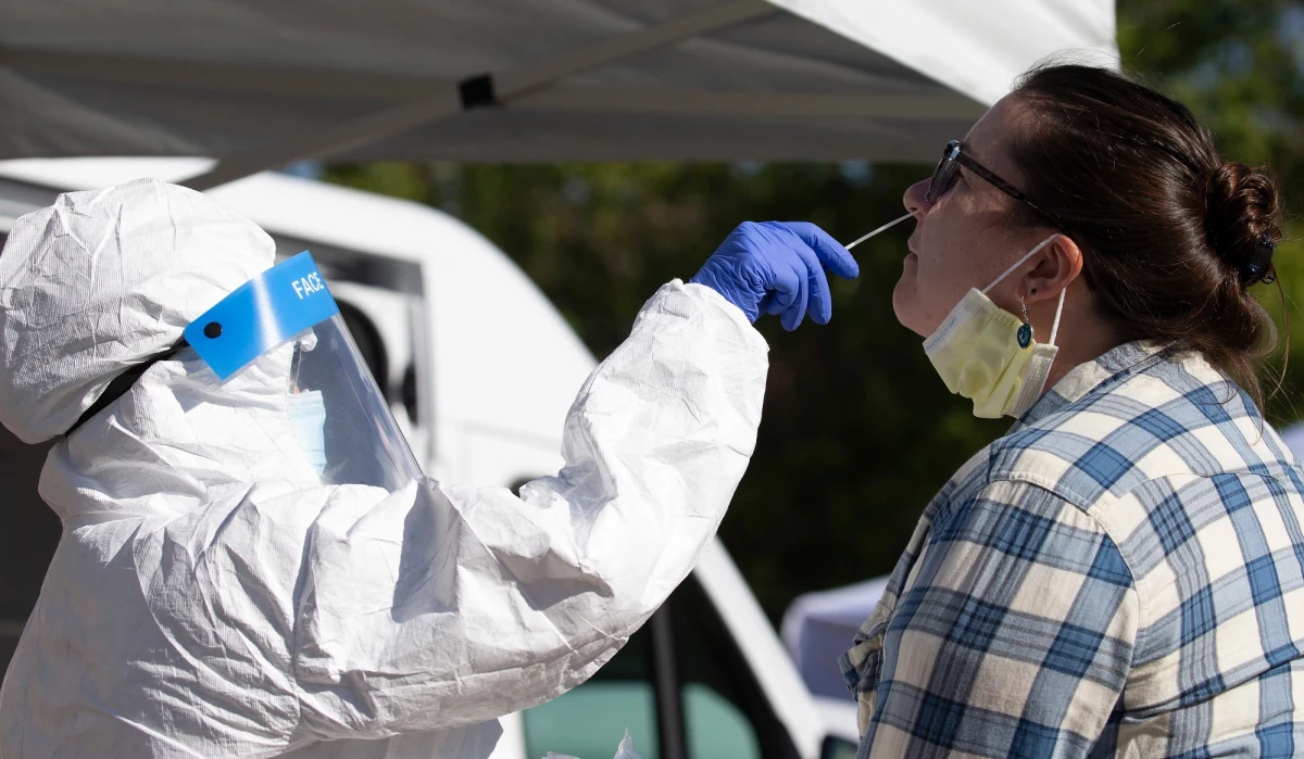 ​W Stanach Zjednoczonych w ciągu minionej doby stwierdzono 70 334 zakażeń koronawirusem - podał Uniwersytet Johnsa Hopkinsa w Baltimore. Zmarło 1148 kolejnych osób. To najgorszy bilans od lipcowego szczytu pandemii w USA. W sumie od początku pandemii koronawirusem zaraziły się w tym kraju 7 974 502 osoby, a zmarło 217 745 chorych.