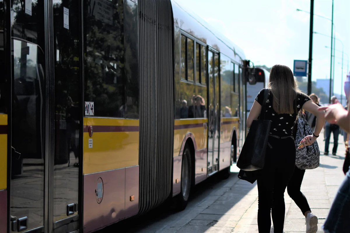 Z badań, które przeprowadzono w Niemczech czy we Francji, wynika jasno, że zakażenia w autobusach i tramwajach to margines. Stygmatyzowanie komunikacji miejskiej grozi tym, że podzieli ona los kolei - piszę piątkowy "Dziennik Gazeta Prawna".