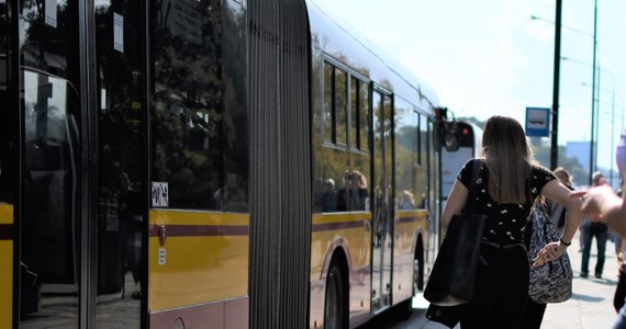 Z badań, które przeprowadzono w Niemczech czy we Francji, wynika jasno, że zakażenia w autobusach i tramwajach to margines. Stygmatyzowanie komunikacji miejskiej grozi tym, że podzieli ona los kolei - piszę piątkowy "Dziennik Gazeta Prawna".