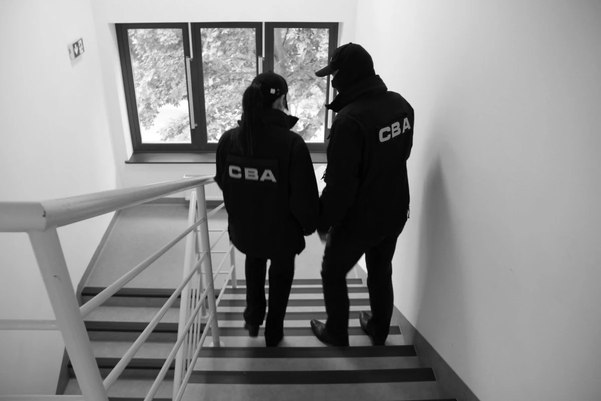 Funkcjonariusz Centralnego Biura Antykorupcyjnego zatrzymali dwie osoby w sprawie dotyczącej korupcji urzędniczej i powoływania się na wpływy w instytucjach państwowych. Jednym z zatrzymanych jest radca prawny związany z biurem senatorskim b. senatora RP Stanisława K.