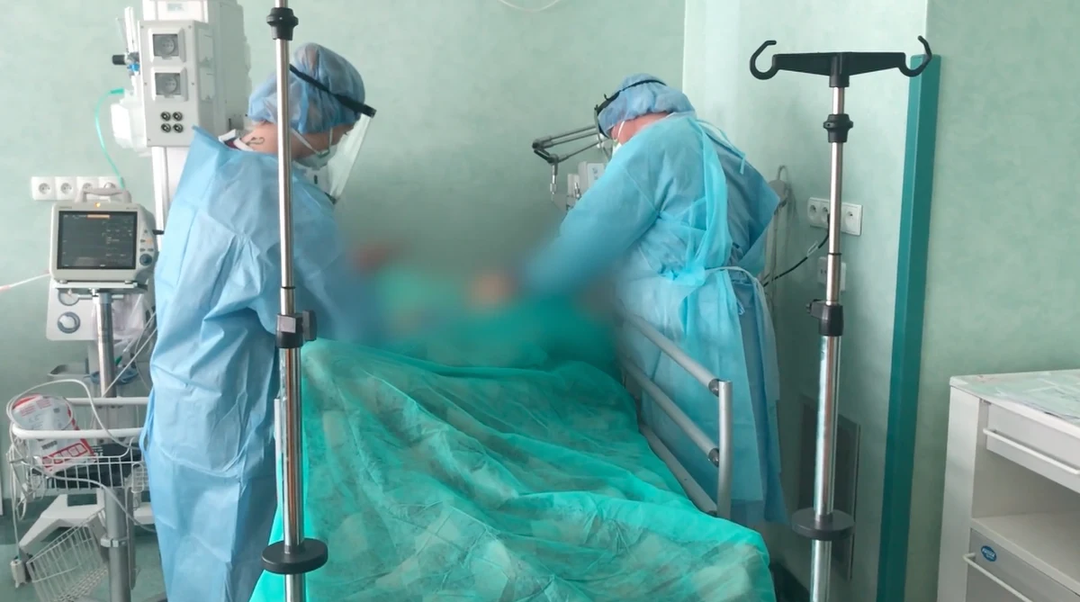 W Czechach ma powstać szpital polowy. Jego budowa ma związek z liczbą zakażeń koronawirusem w tym kraju. Według ostatnich danych to blisko 10000 zakażeń w ciągu doby. Możliwości powstania szpitali polowych w Polsce nie wykluczył minister zdrowia Adam Niedzielski, choć jak zaznaczył: "pracujemy przede wszystkim nad tym, żeby bardziej efektywniej wykorzystywać infrastrukturę łóżkową, którą mamy". 