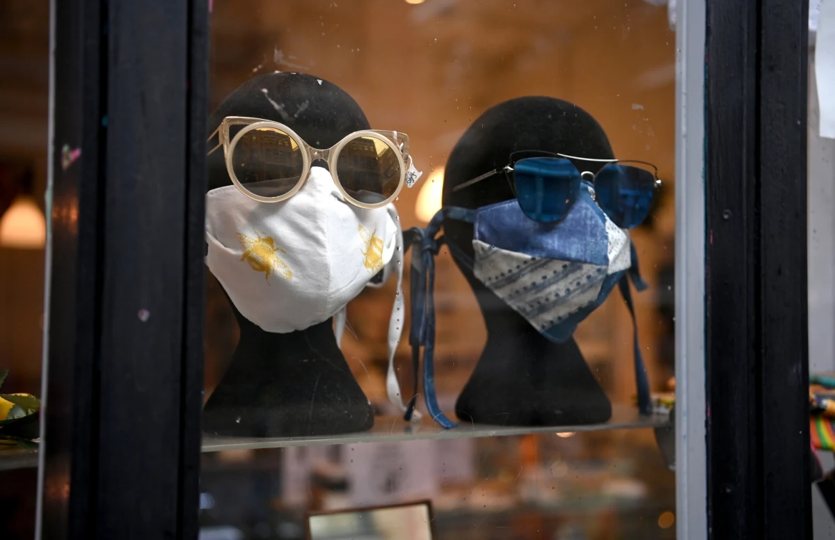 Rząd łagodzi zapowiedziane wczoraj wieczorem ograniczenia w sklepach. Rezygnuje z drakońskiego ograniczenia liczby klientów w super i hipermarketach. Limity dotyczące osób w sklepach w strefach czerwonych zostaną uzależnione - podobnie jak wiosną - od powierzchni - przekazał rzecznik rządu Piotr Müller.