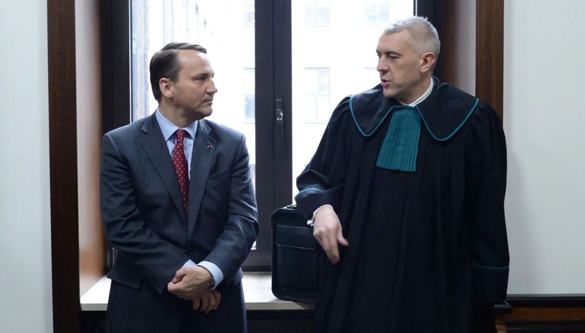 Roman Giertych został zatrzymany dzień przed zaprezentowaniem w sądzie dowodów, które miały pokazać uwikłanie rządu PiS w wielki skandal finansowy - ogłosił na Twitterze europoseł Platformy Obywatelskiej Radosław Sikorski. Wskazał, że Giertych reprezentuje Leszka Czarneckiego: "prominentnego bankiera, który ujawnił korupcję w polskiej Komisji Nadzoru Finansowego". W odpowiedzi rzecznik koordynatora służb specjalnych Stanisław Żaryn zarzucił Sikorskiemu próbę upolitycznienia sprawy.