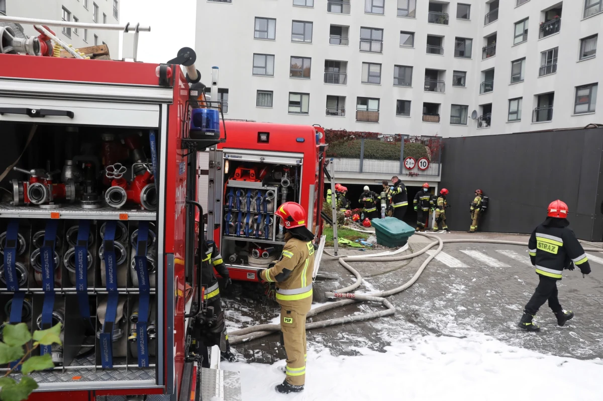 Pożar samochodów w garażu podziemnym w kompleksie budynków mieszkalnych przy ul. Górczewskiej w Warszawie. 150 osób zostało ewakuowanych. Spłonęło ponad 20 aut.