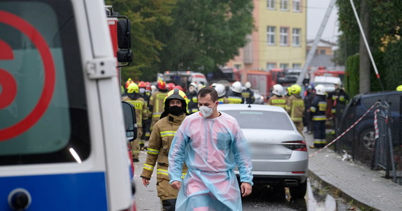 Do wybuchu gazu doszło o poranku w Kobiernicach na Śląsku. Strażacy wyciągnęli spod gruzów 5 żywych osób. Po przeszukaniu częściowo zawalonego domu odnaleźli ciało jednej osoby. Prawdopodobną przyczyną wybuchu było rozszczelnienie instalacji gazowej. Do wybuchu doszło, gdy jeden z mieszkańców zszedł do kotłowni i zapalił światło. 