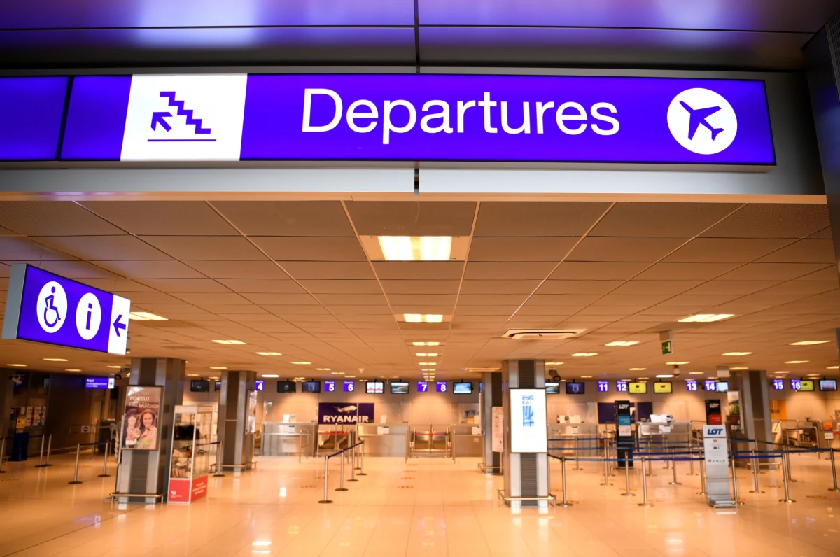 W związku z przyspieszającą pandemią koronawirusa Ministerstwo Spraw Zagranicznych wprowadziło trzeci stopień ostrzeżenia. To oznacza, że obowiązuje zalecenie: nie podróżuj wtedy, kiedy nie jest to konieczne.