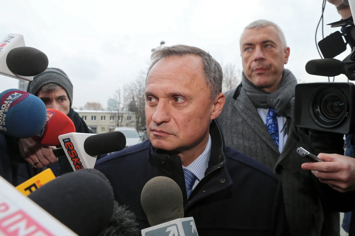 Stołeczny sąd nie podjął decyzji ws. aresztowania miliardera Leszka Czarneckiego: posiedzenie zostało odroczone o miesiąc. Aresztu domaga się prokuratura, która chce postawić znanemu biznesmenowi zarzuty ws. afery GetBack - i nie ma takiej możliwości, ponieważ miliarder przebywa za granicą. Areszt - gdyby sąd o nim zdecydował - mógłby stanowić podstawę do ścigania Czarneckiego listem gończym. Warto zaznaczyć, że w przeddzień posiedzenia CBA zatrzymało jednego z dwóch obrońców biznesmena, mec. Romana Giertycha, który w trakcie przeszukania w jego domu zemdlał i nieprzytomny został zabrany karetką do szpitala.