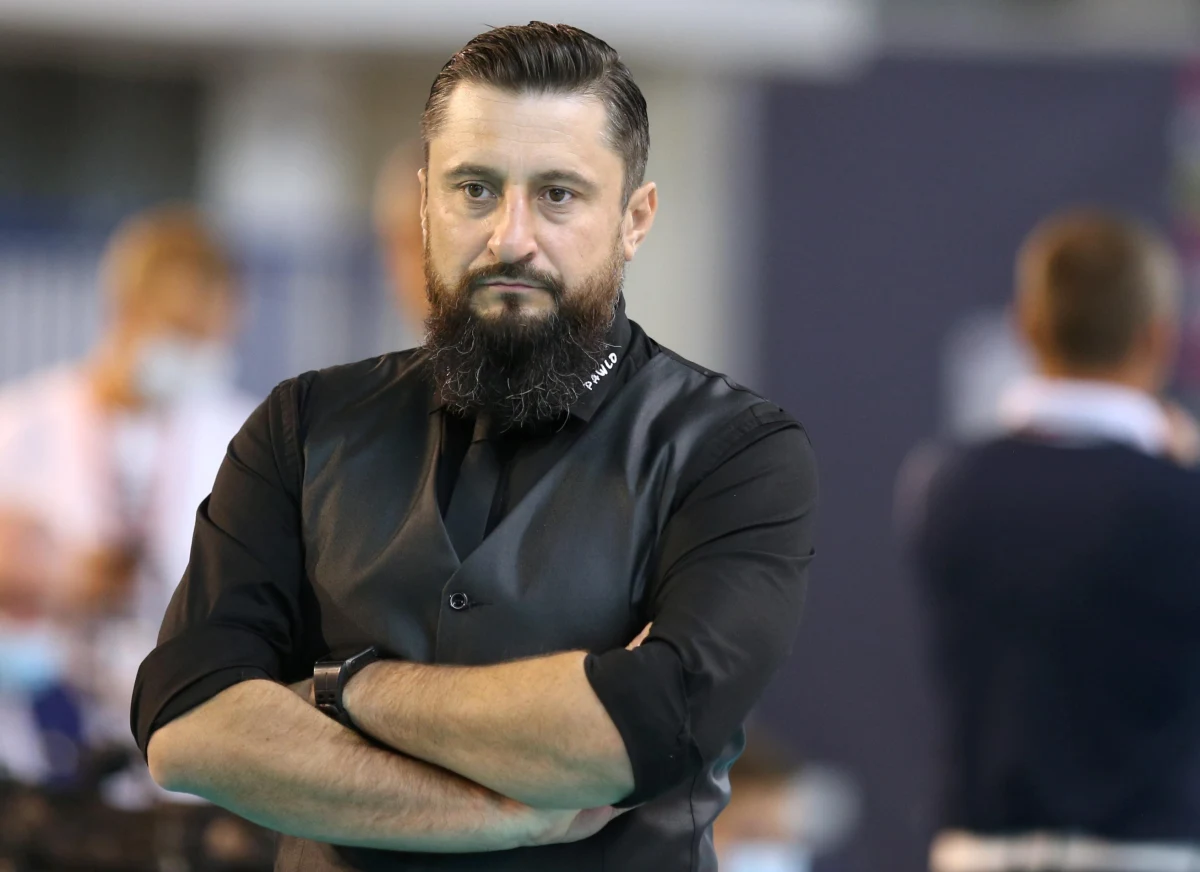 Były rozgrywający m.in. Skry Bełchatów i Jastrzębskiego Węgla, a obecnie szkoleniowiec siatkarzy MKS-u Będzin Jakub Bednaruk może wrócić na parkiet. Trener został włączony do składu swojej drużyny, bowiem kilku jego podopiecznych - w tym dwóch rozgrywających - przebywa obecnie na kwarantannie.