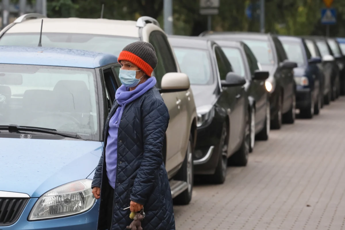 "Codziennie mamy coraz więcej osób do badania" - mówią RMF FM pracownicy mobilnego punktu pobrań wymazów do testu na koronawirusa w Warszawie. Na parkingu urzędu dzielnicy Ursynów codziennie od samego rana ustawiają się kolejki setek samochodów. Damian Chochół, kierownik punktu drive-thru powiedział nam, że w punkcie tym dziennie pobieranych jest 500-600 wymazów. W Warszawie jest obecnie 14 takich punktów, w poniedziałek zacznie działać 15.