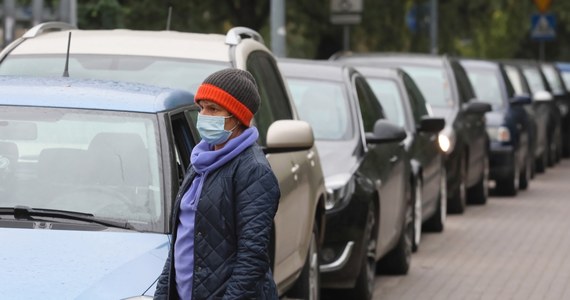 "Codziennie mamy coraz więcej osób do badania" - mówią RMF FM pracownicy mobilnego punktu pobrań wymazów do testu na koronawirusa w Warszawie. Na parkingu urzędu dzielnicy Ursynów codziennie od samego rana ustawiają się kolejki setek samochodów. Damian Chochół, kierownik punktu drive-thru powiedział nam, że w punkcie tym dziennie pobieranych jest 500-600 wymazów. W Warszawie jest obecnie 14 takich punktów, w poniedziałek zacznie działać 15.