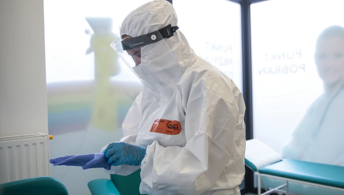 Coraz więcej osób alarmuje, że mimo uzyskania pozytywnego wyniku testu na obecność koronawirusa, nikt nie wpisuje ich na listę osób zakażonych. Nie są też objęte kwarantanną. 