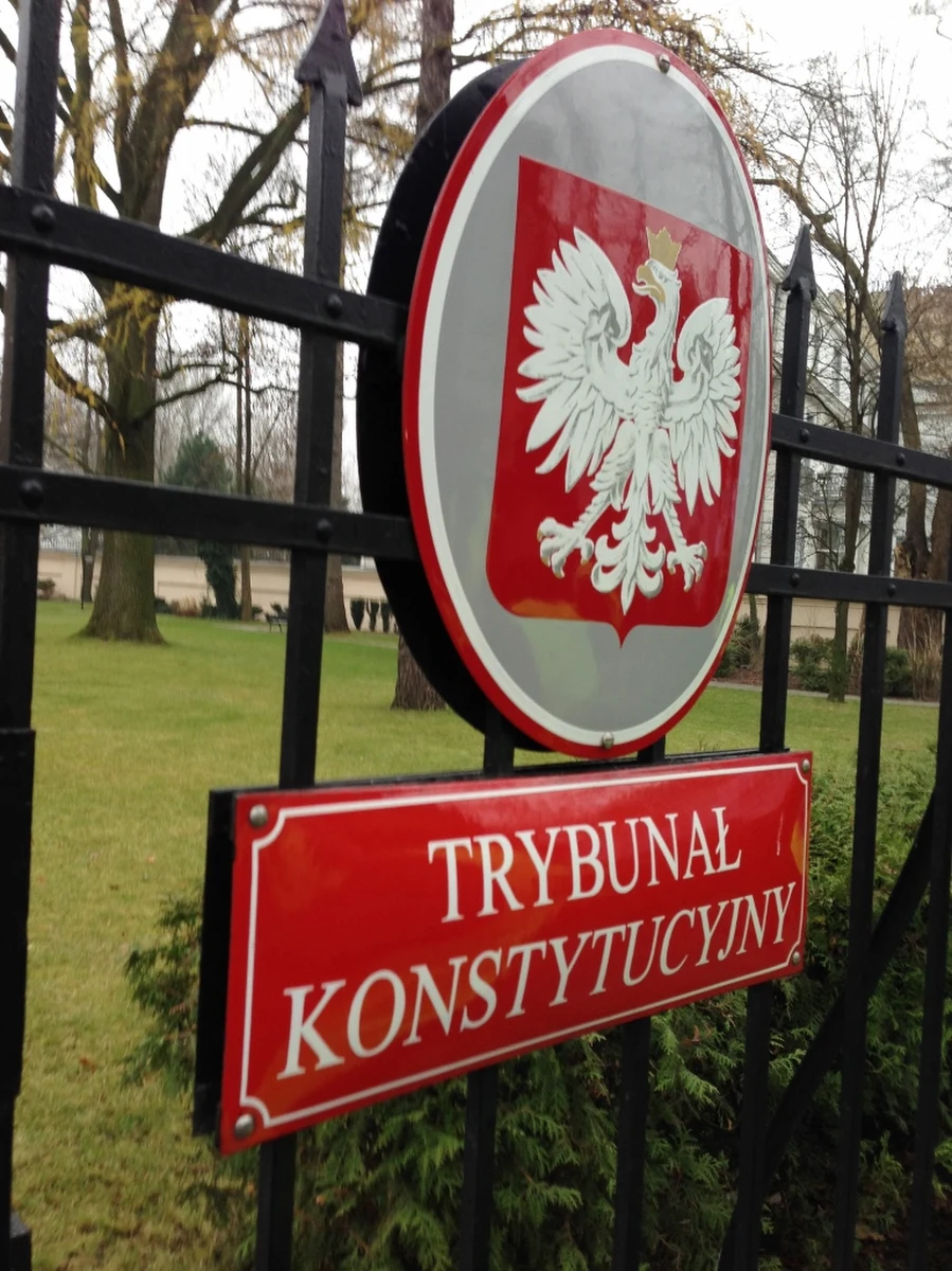 Grupa posłów PiS zaskarżyła do TK przepisy Kodeksu karnego dotyczące m.in. odpowiedzialności karnej funkcjonariuszy publicznych za przekroczenie uprawnień lub niedochowanie obowiązków, jeśli jest to zachowanie mające na celu ochronę życia lub zdrowia publicznego.