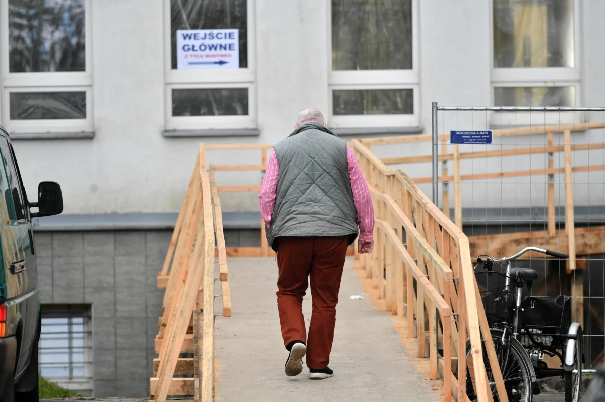 Bez konsekwencji przesunięcia na koniec kolejki i utraty terminu od dziś można przesunąć pobyt w sanatorium - dowiedział się nasz dziennikarz w Narodowym Funduszu Zdrowia. Taki zapis znalazł się w najnowszych wytycznych przesyłanych dziś popołudniu do oddziałów wojewódzkich NFZ. 