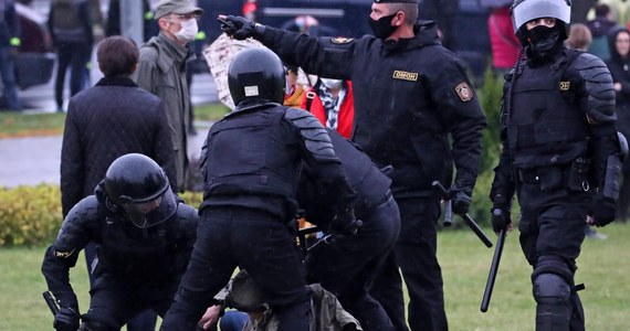 Jeśli uczestnicy protestów na Białorusi będą stawiać aktywny opór, to siły porządkowe "humanitarnie użyją broni" wobec nic, w tym broni ostrej - zastrzegł szef zarządu ds. walki z przestępczością zorganizowaną MSW Białorusi Mikałaj Karpiankou. 