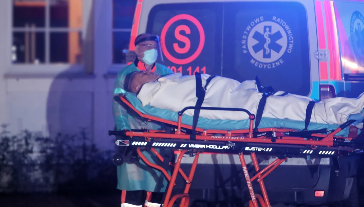 ​Dzisiejsze działania prokuratury dotyczące Romana Giertycha miały charakter pozorny - przekonują w rozmowie z RMF FM obrońcy zatrzymanego adwokata. Prokuratura miała przedstawić mu zarzuty, gdy ten był nieprzytomny. Śledczy z kolei zarzucają Giertychowi symulowanie.