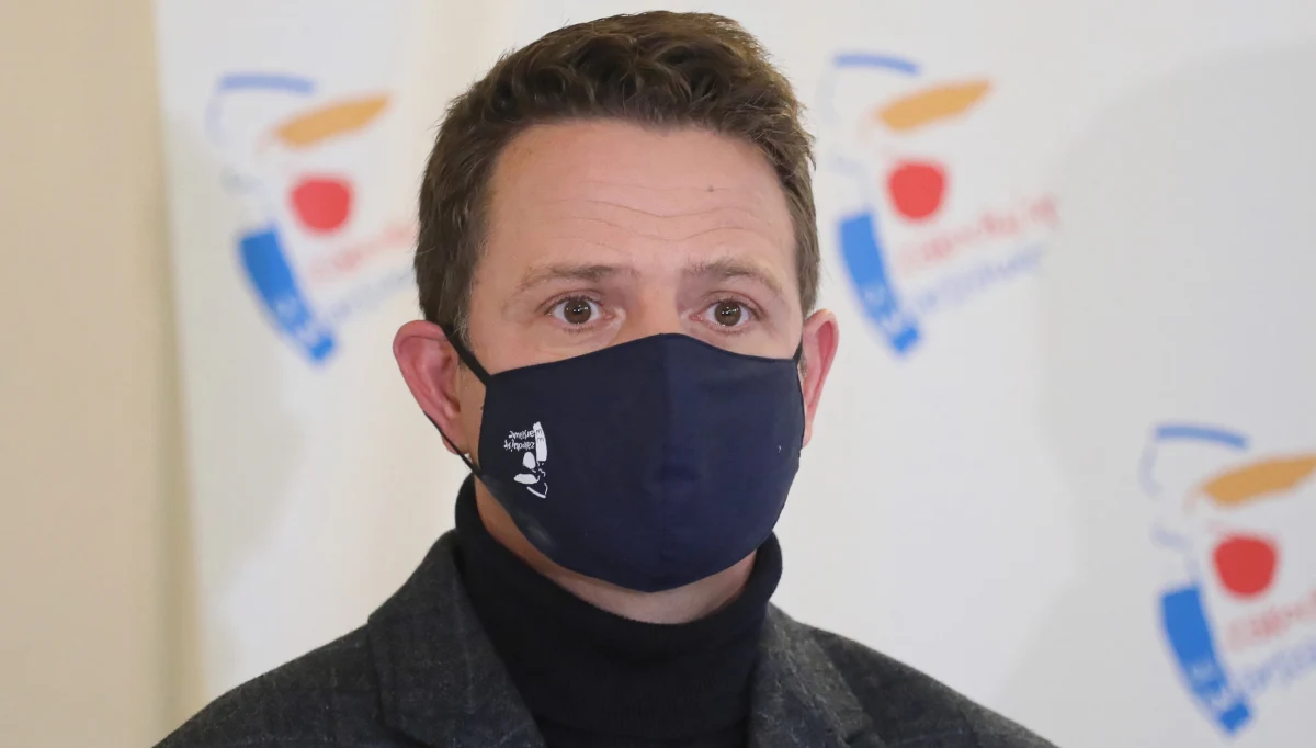 Sytuacja powoli staje się dramatyczna - powiedział prezydent Warszawy Rafał Trzaskowski. Dodał też, że miasto przygotowuje miejskie podmioty lecznicze do walki z koronawirusem. Wymienił również inne działania epidemiologiczne, jakie podjęła Warszawa w tej kwestii. 