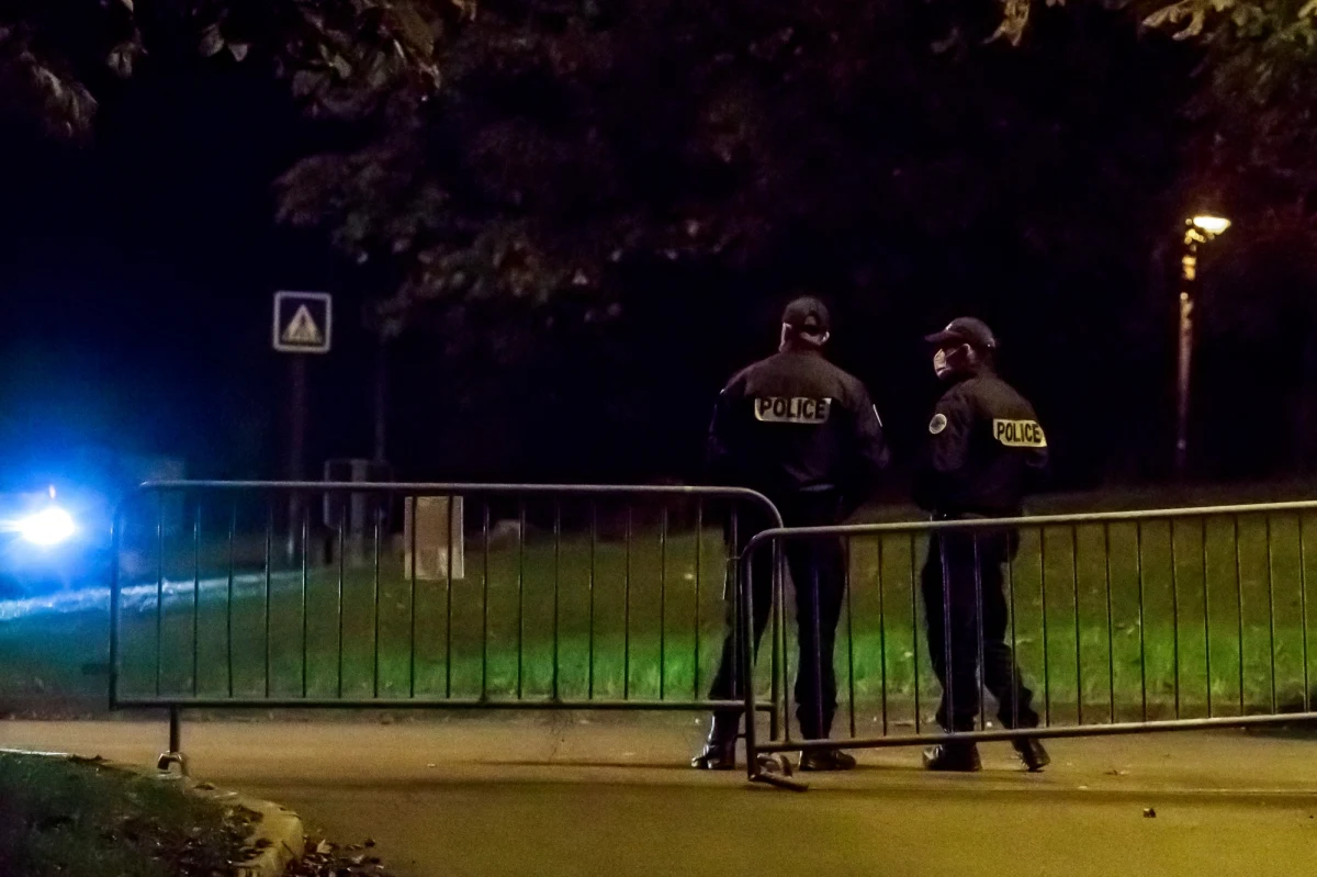 Cztery osoby, w tym osobę nieletnią, zatrzymano w nocy z piątku na sobotę w związku z brutalnym zabójstwem nauczyciela historii w Conflans-Sainte-Honorine, na zachodnich przedmieściach Paryża - poinformowało źródło policyjne. Według tego źródła osoby te pochodzą z kręgu rodzinnego domniemanego zabójcy, który został zastrzelony przez policję. Do dramatycznego zdarzenia doszło w piątek. Napastnik odciął nauczycielowi głowę nożem i został zastrzelony przez policję. Prokuratura antyterrorystyczna wszczęła śledztwo w sprawie "zabójstwa w związku z działaniem terrorystycznym".