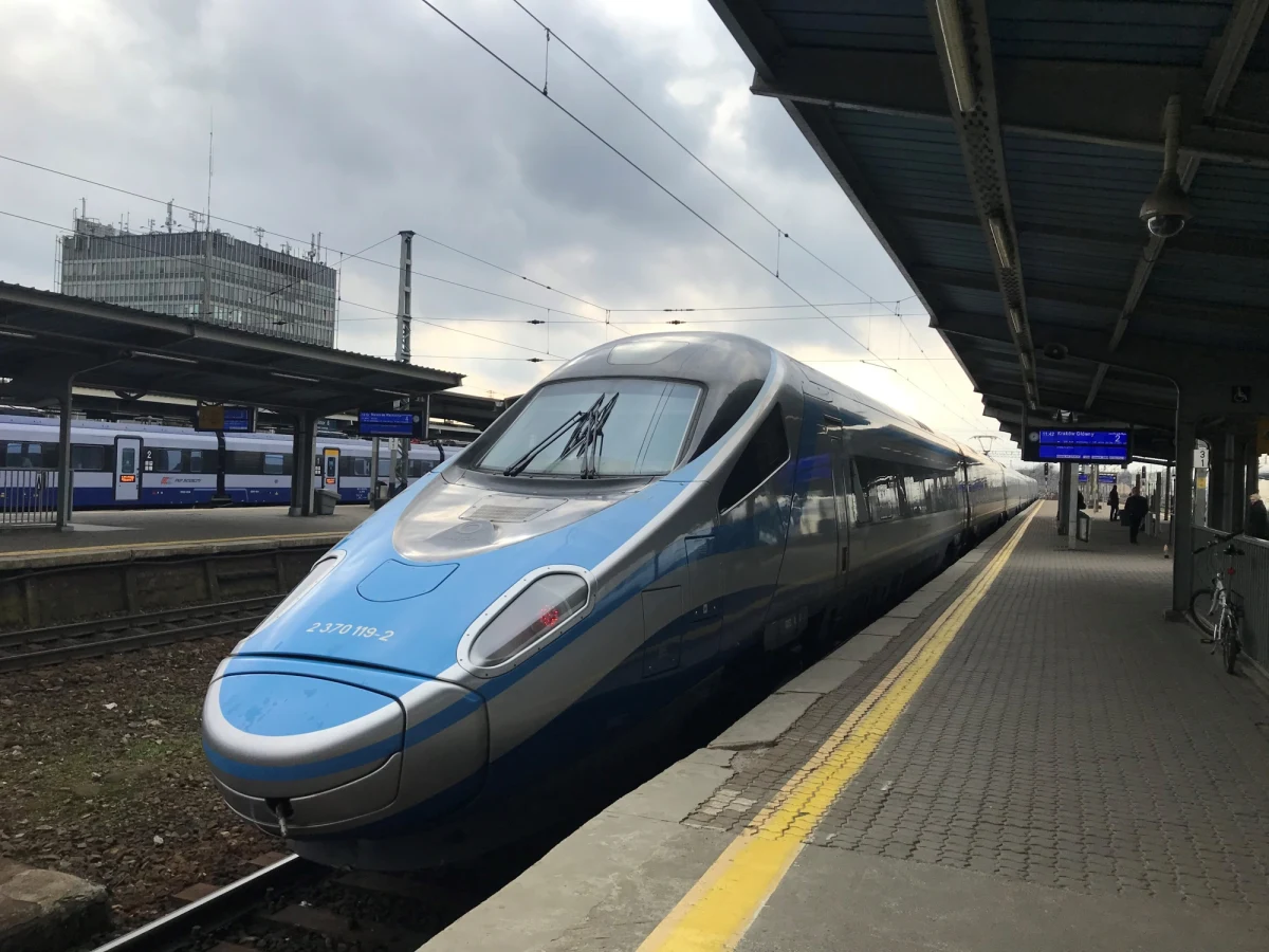 Od soboty w pociągach PKP Intercity jednocześnie zajętych może być co najwyżej 50 proc. miejsc. Można zająć dowolne miejsce w klasie, na którą ma się bilet.